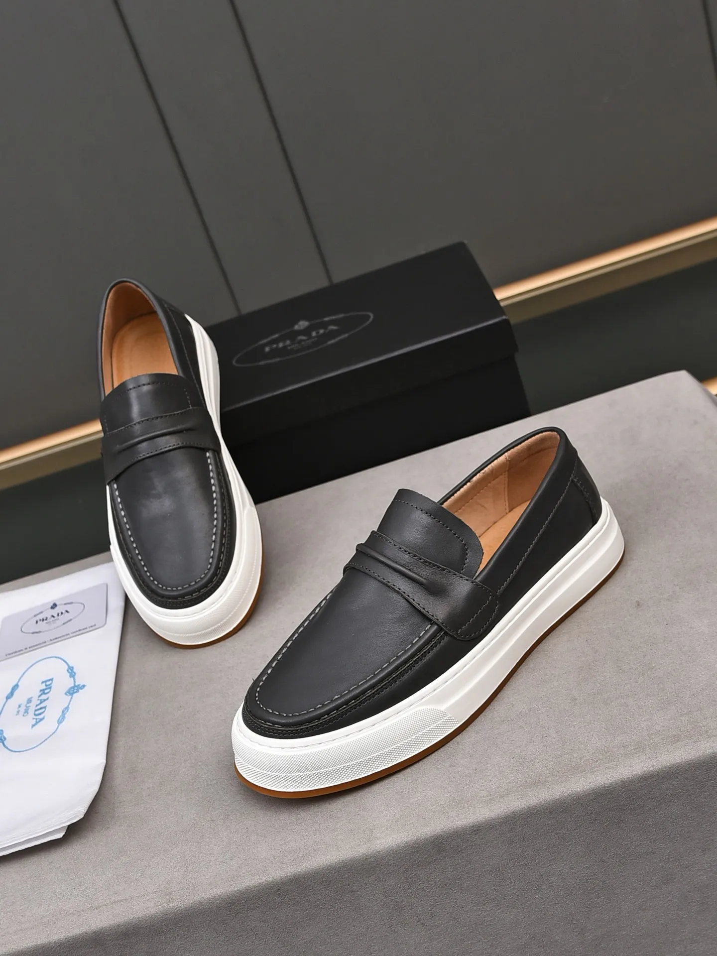 👟👟👟Men's Men's Shoes💰P440 [Top Cowhide]🆕🔥New Updates🔥👟PRADA (Prada) new products are released, imported soft cowhide, fashionable to allow air to penetrate the entire shoe, Niu B's shoes [strong] bring an extremely comfortable and breathable feeling! Beautiful inside and out! Exquisite workmanship, top-grade cowhide material, 😌Size: 38~44, single color choice.